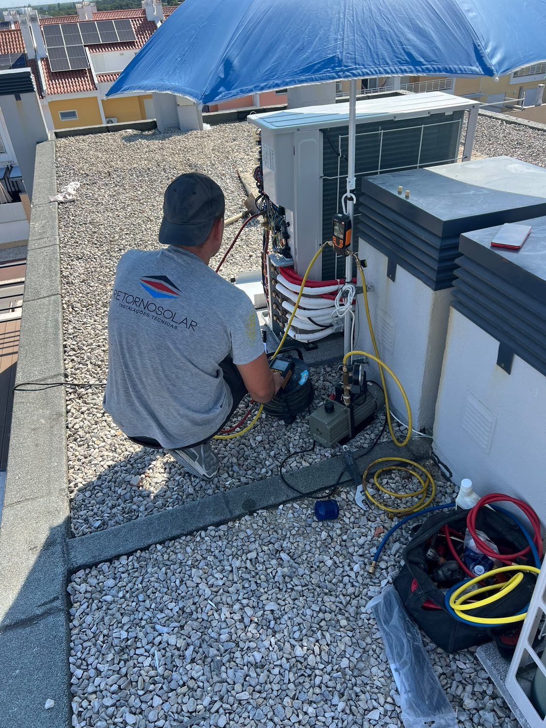 Técnico de AVAC da RetornoSolar em obra